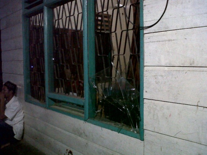 Kantor PLN Kuala Tungkal kacanya pecah dilempari warga